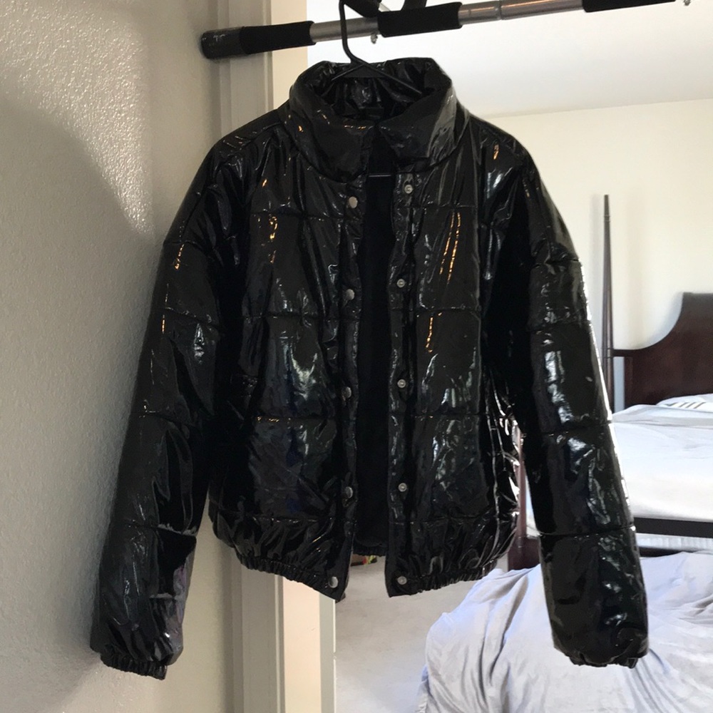 Black women’s puffer jacket size M